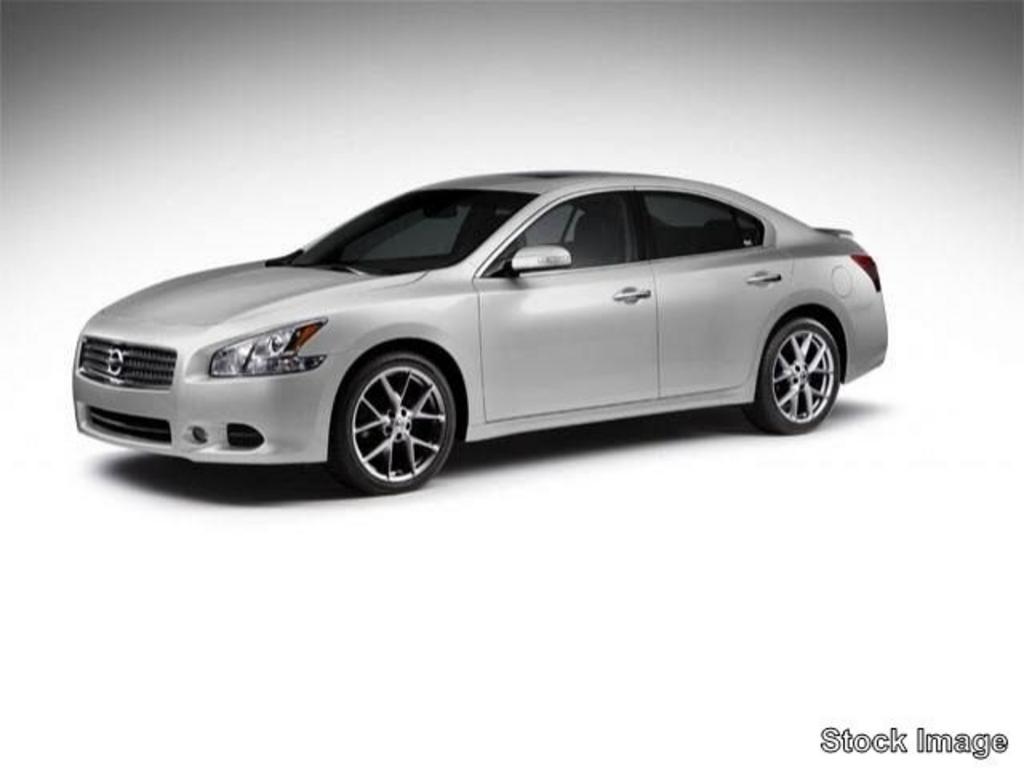 2010 Nissan Maxima S's photo